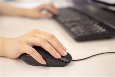 札幌のパソコン教室で日商PC検定の取得を目指す男性